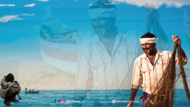 عانى صيادو مدينة الخوخة كثيرًا من تزايد شدة الرياح، وارتفاع درجة الحرارة خلال العقدين الماضيين، ورغم شحة فرص العمل، ائتمنوا حياتهم على مهنة الصيد، وسيلتهم الوحيدة للبقاء، التي كبروا معها وورثوا ممارستها، لكن مع تحديات الواقع الاقتصادي